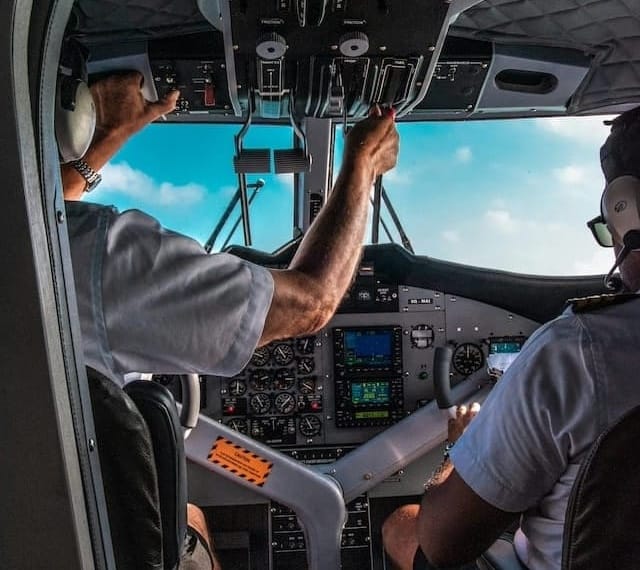 Piloten im Cockpit